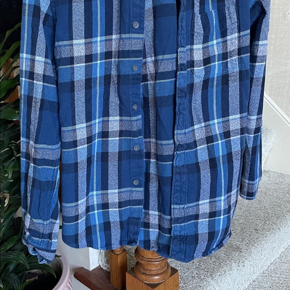 American Eagle Outfitters Navy and White Plaid Flannel Shirt - Picture 5 of 13